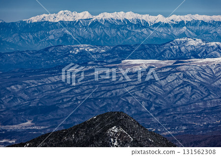 Winter view of Mine no Matsume and the Yari-Hotaka mountain range from Yokodake in the Yatsugatake mountain range Winter view of Mine no Matsume and the Yari-Hotaka mountain range from Yokodake in the Yatsugatake mountain range 131562308