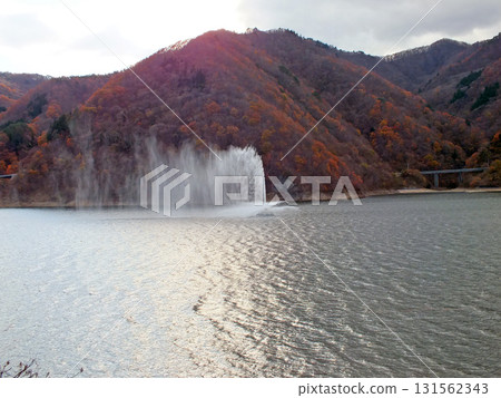 Lake Shichikashuku with autumn leaves 131562343