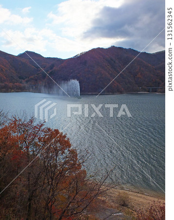 Lake Shichikashuku with autumn leaves 131562345