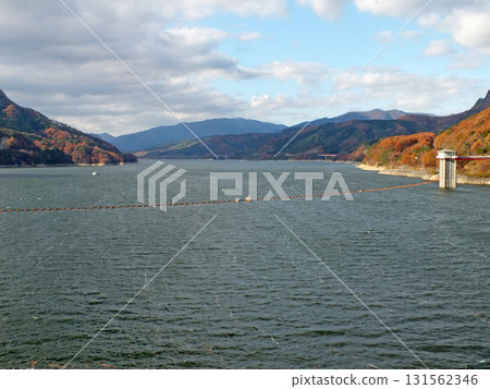 Lake Shichikashuku with autumn leaves 131562346