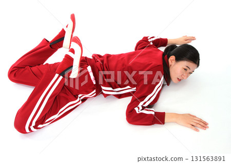 A woman falling down 131563891