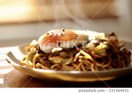 Hot, freshly made yakisoba noodles topped with a fried egg 131564031