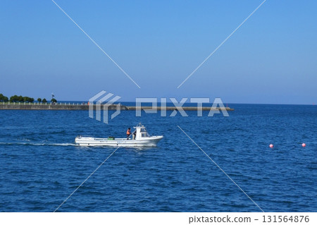 駛過青森港的小型船隻(青森縣青森市) 駛過青森港的小型船隻(青森縣青森市) 131564876