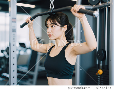 Young woman training her arm muscles at the gym 131565183