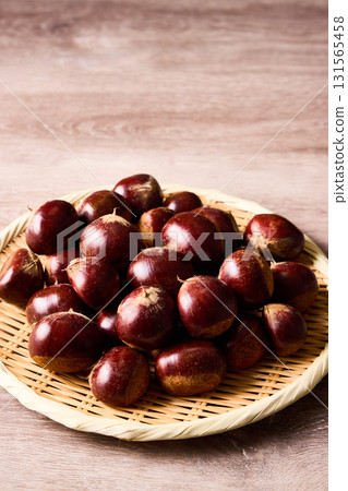 Rippei chestnuts arranged in a basket Rippei chestnuts arranged in a basket 131565458