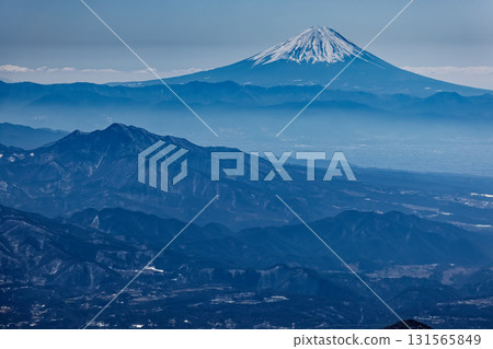 冬季從八嶽山脈的橫嶽山脊線看到的富士山 131565849