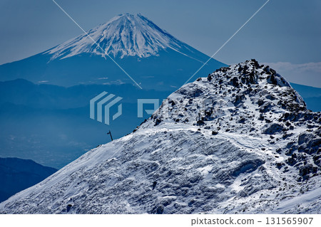 冬天從八嶽山脈的橫嶽看到的富士山和三叉戟峰 131565907