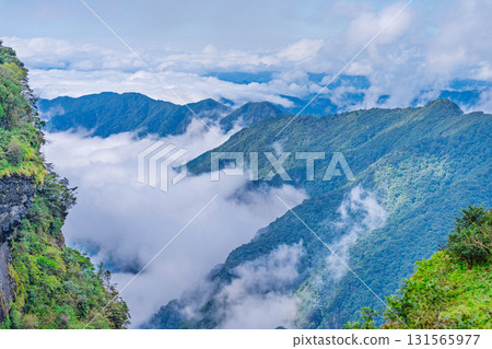 雄偉的山巒和雲海景觀 131565977