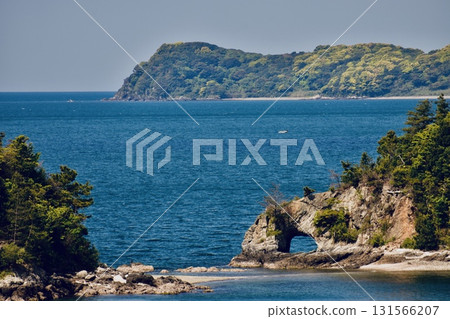 海岸岩石上的洞的風景 131566207