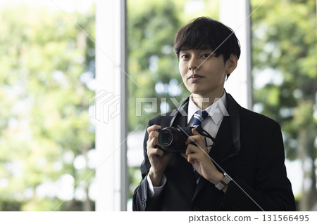 拿相機的西裝男人 131566495