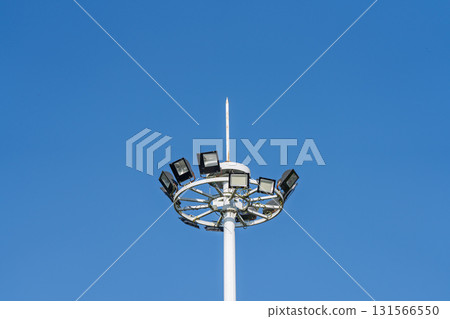 藍天背景下的高桿燈 131566550