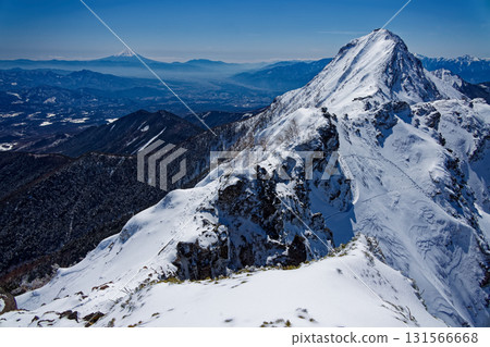 冬季從八嶽山脈的橫嶽山脊線眺望赤岳和富士山 冬季從八嶽山脈的橫嶽山脊線眺望赤岳和富士山 131566668