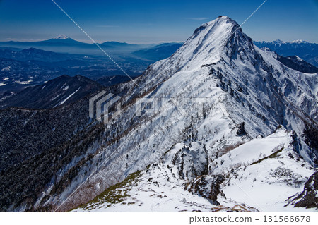 冬季從八嶽山脈的橫嶽山脊線眺望赤岳和富士山 131566678