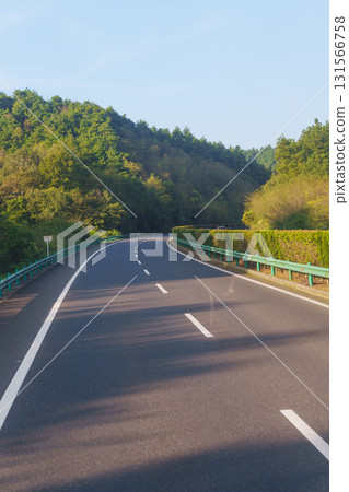 山腳下蜿蜒的高速公路風光 131566758