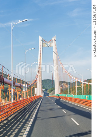 現代懸索橋公路風光 131567104