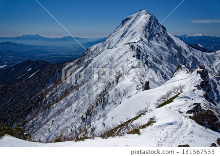 冬季從八嶽山脈的橫嶽山脊線眺望赤岳和富士山 131567533