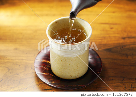 Pour tea Pour tea 131567572