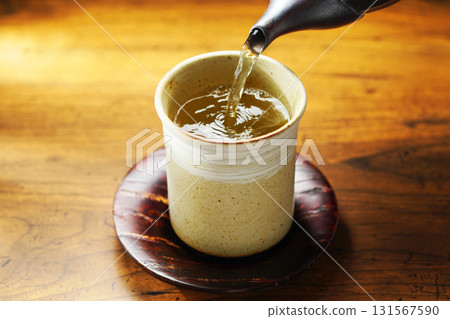 Pour tea Pour tea 131567590