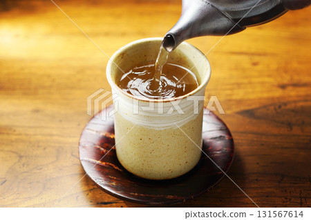 Pour tea Pour tea 131567614