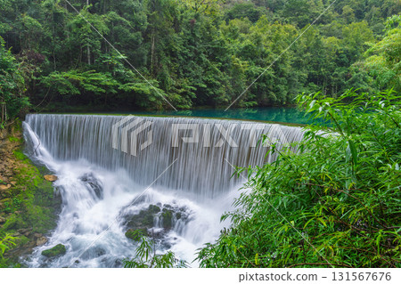 貴州小七孔景區青山綠水間的瀑布溪流 131567676