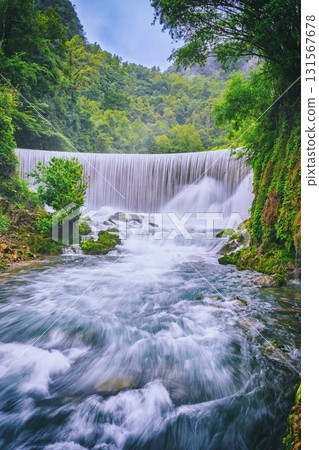 貴州小七孔景區青山綠水間的瀑布溪流 131567678