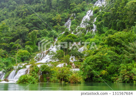 貴州小七孔景區青山綠水間的瀑布溪流 貴州小七孔景區青山綠水間的瀑布溪流 131567684