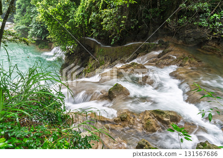 貴州小七孔景區青山綠水間的瀑布溪流 貴州小七孔景區青山綠水間的瀑布溪流 131567686