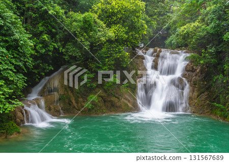 貴州小七孔景區青山綠水間的瀑布溪流 貴州小七孔景區青山綠水間的瀑布溪流 131567689