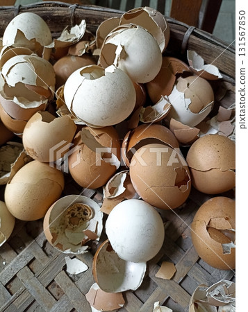 Empty White and Brown Broken Eggshells Empty White and Brown Broken Eggshells 131567850