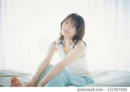 一個女人坐在床上 一個女人坐在床上 131567999