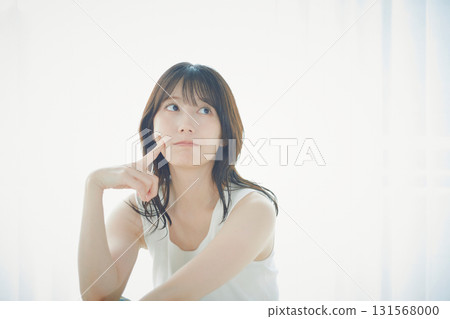 一個女人坐在床上 一個女人坐在床上 131568000