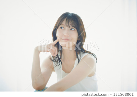 一個女人坐在床上 131568001