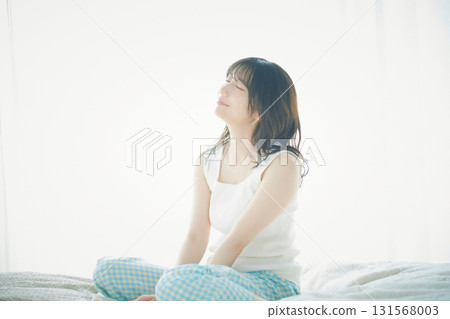 一個女人坐在床上 131568003