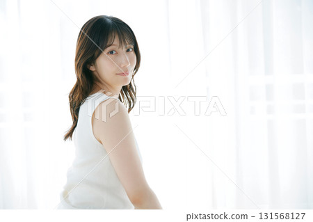 一個女人坐在床上 一個女人坐在床上 131568127