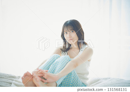 一個女人坐在床上 131568131