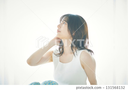 一個女人坐在床上 131568132