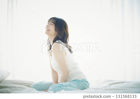 一個女人坐在床上 131568133