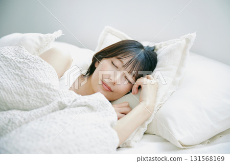 睡在床上的女人 131568169