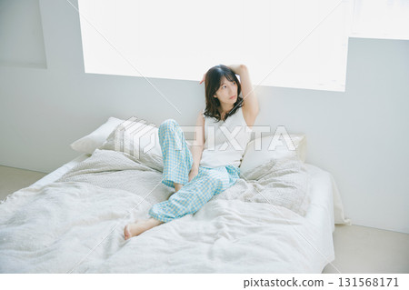 一個女人坐在床上 131568171