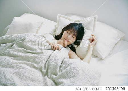 年輕女子躺在床上 131568406