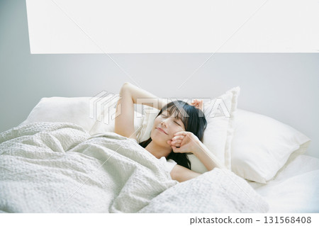 年輕女子躺在床上 年輕女子躺在床上 131568408