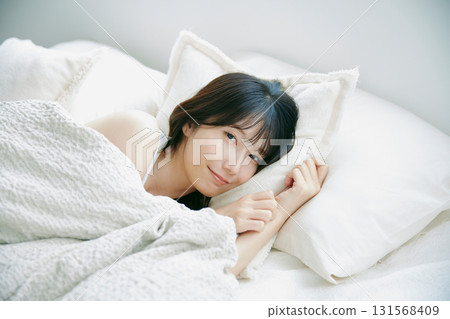 年輕女子躺在床上 年輕女子躺在床上 131568409