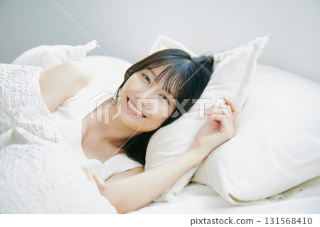 年輕女子躺在床上 131568410