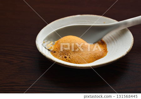 用湯匙舀起泡棉醬油 131568445