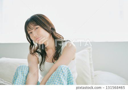 美女圖片：一位坐在床上的女子 131568465