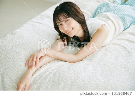 年輕女子在臥室裡醒來 131568467