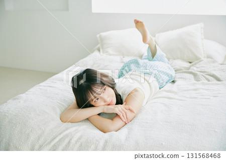 躺在床上的女人 131568468