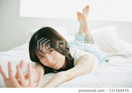 躺在床上的女人 131568470