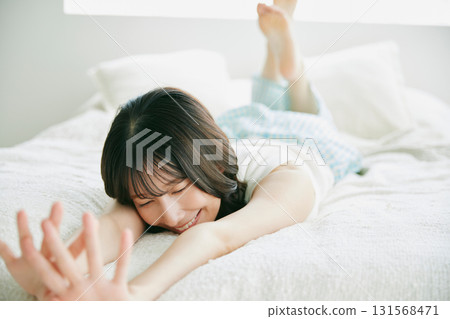 躺在床上的女人 131568471