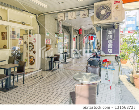 位於台北市某商場一樓的半露天咖啡店。 位於台北市某商場一樓的半露天咖啡店。 131568725